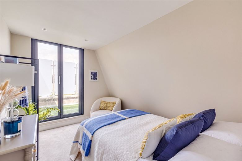 3 bedroom flat, Standen Road, London SW18 - Available