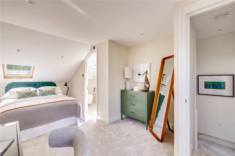 3 bedroom flat, Standen Road, London SW18 - Available