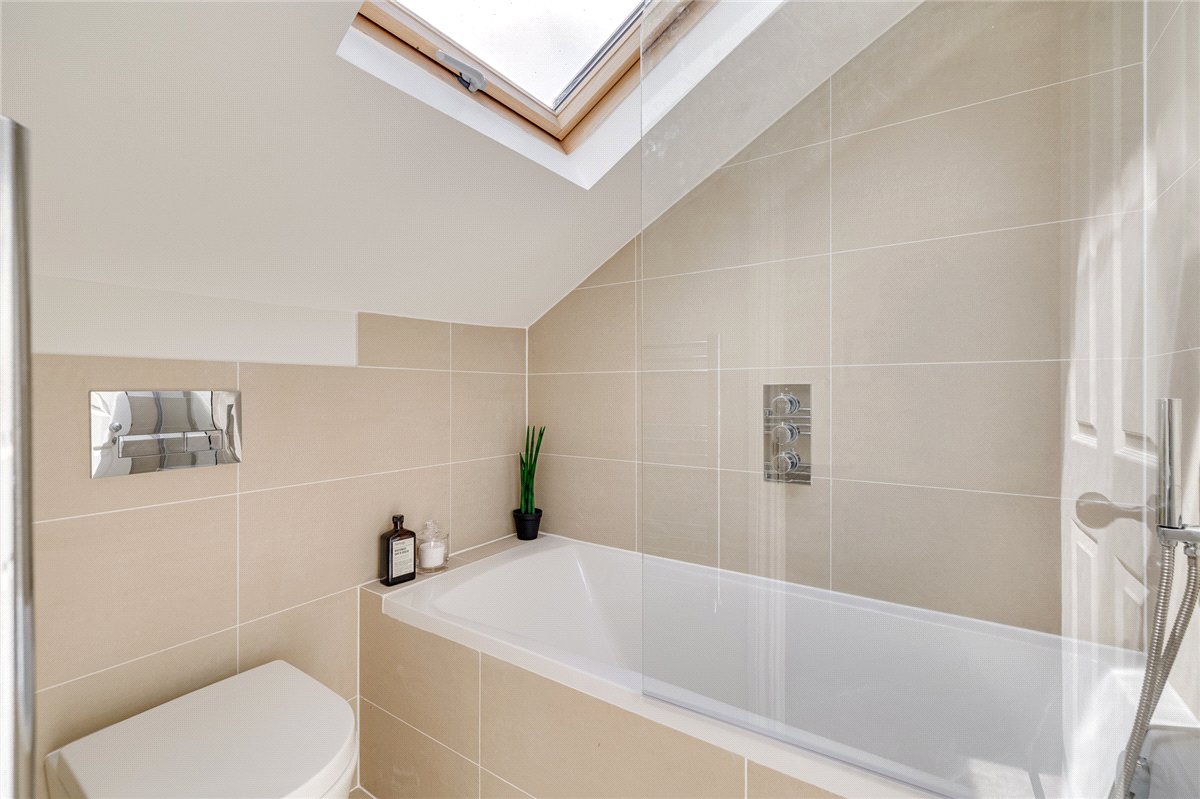 3 bedroom flat, Standen Road, London SW18 - Available