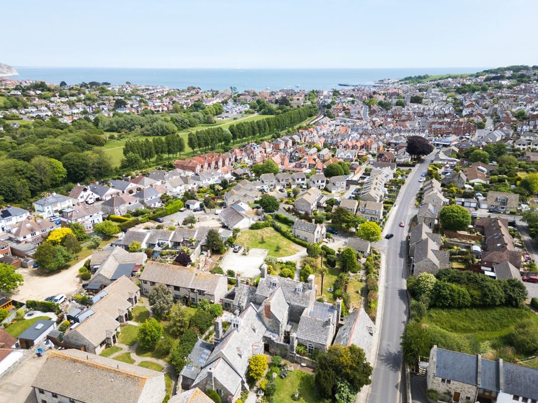 8 bedroom house, High Street, Swanage BH19 - Available