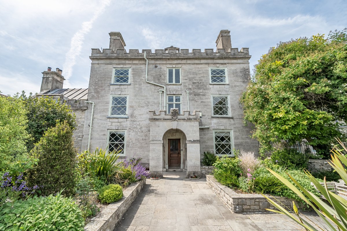 8 bedroom house, High Street, Swanage BH19 - Available