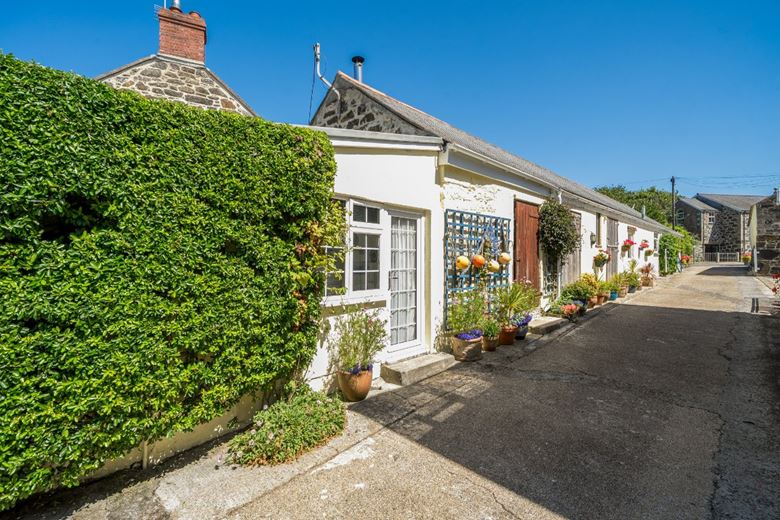 5 bedroom house, Lender Lane, Mullion TR12 - Available