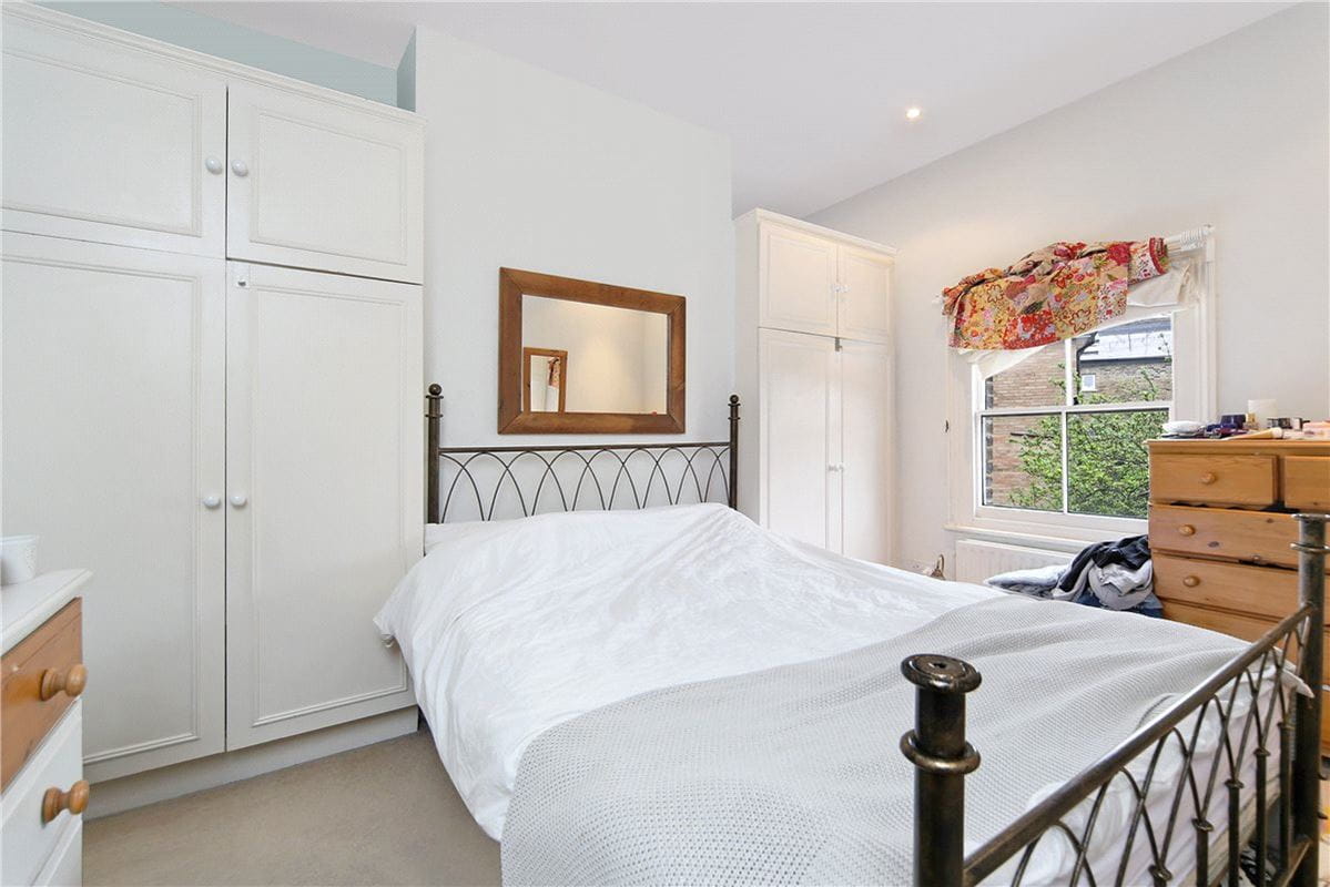 2 bedroom flat, St. James's Drive, London SW17 - Available