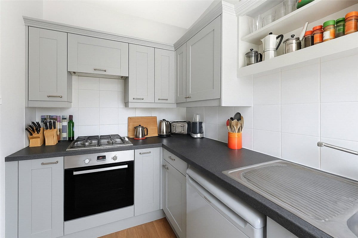 2 bedroom flat, St. James's Drive, London SW17 - Available