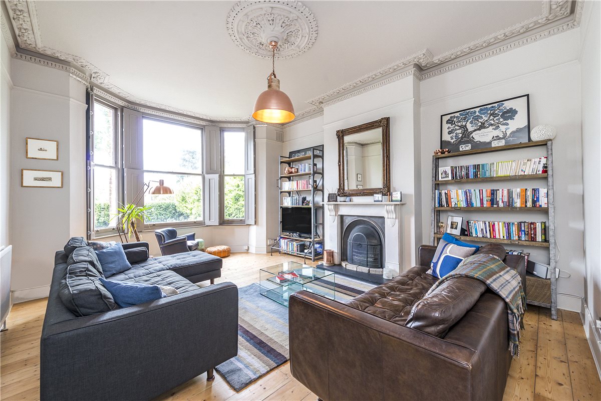 2 bedroom flat, Earlsfield Road, London SW18 - Available