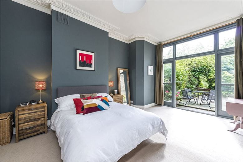 2 bedroom flat, Earlsfield Road, London SW18 - Let Agreed
