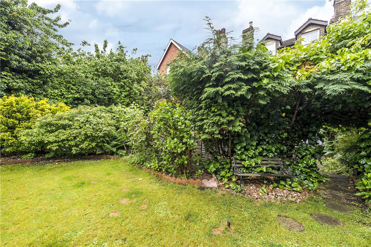 2 bedroom flat, Earlsfield Road, London SW18 - Available