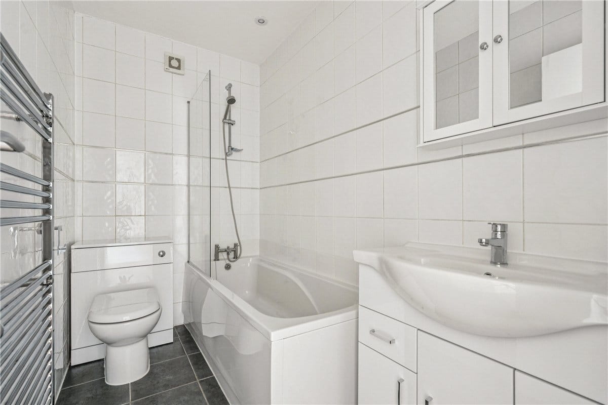 1 bedroom flat, Balham High Road, London SW12 - Available