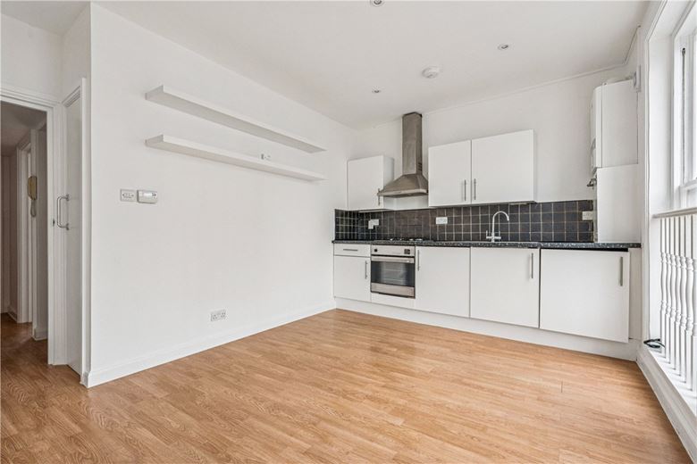 1 bedroom flat, Balham High Road, London SW12 - Available