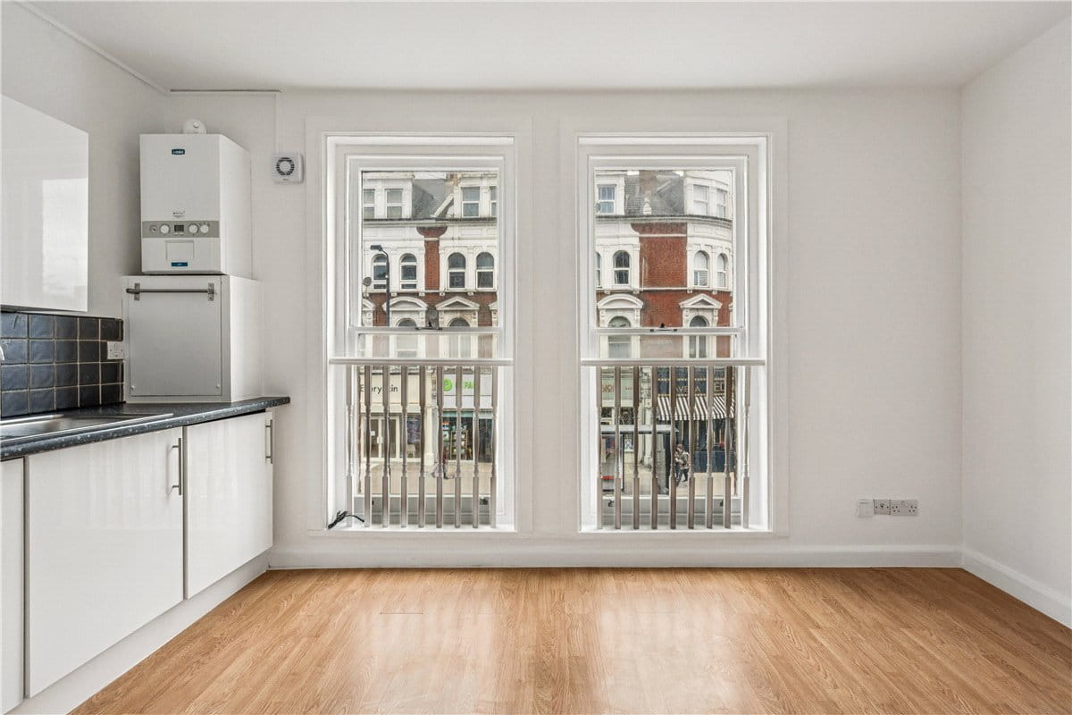 1 bedroom flat, Balham High Road, London SW12 - Available