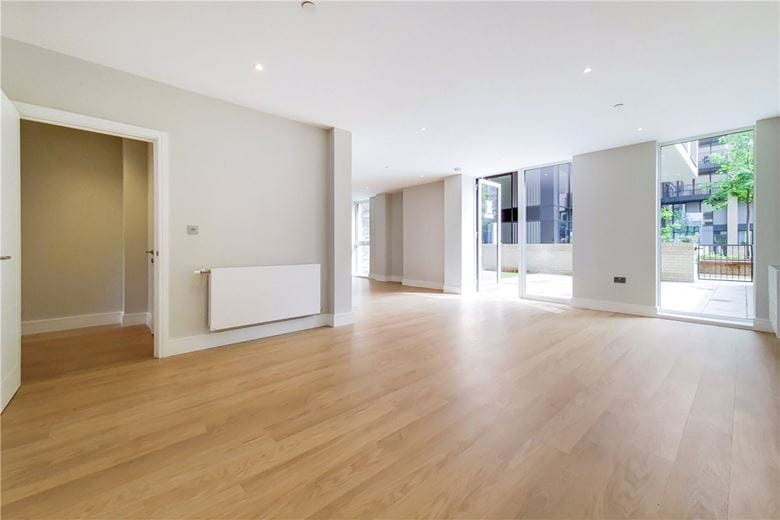 3 bedroom maisonette, Greyhound Parade, Wimbledon Grounds, London SW17 - Let Agreed