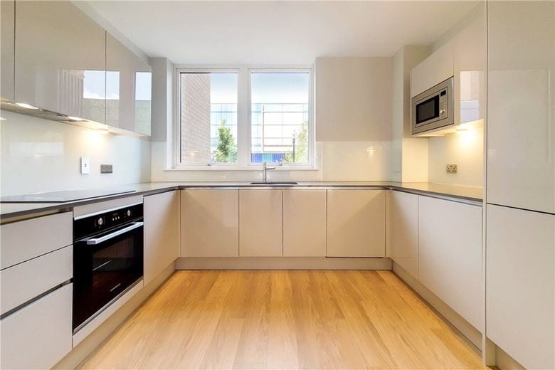 3 bedroom maisonette, Greyhound Parade, Wimbledon Grounds, London SW17 - Let Agreed