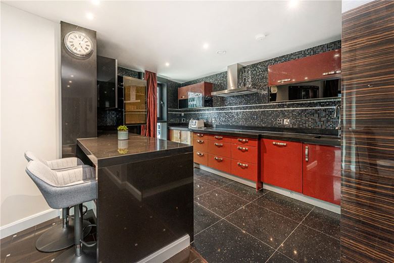 3 bedroom flat, Bridges Court Road, London SW11 - Available