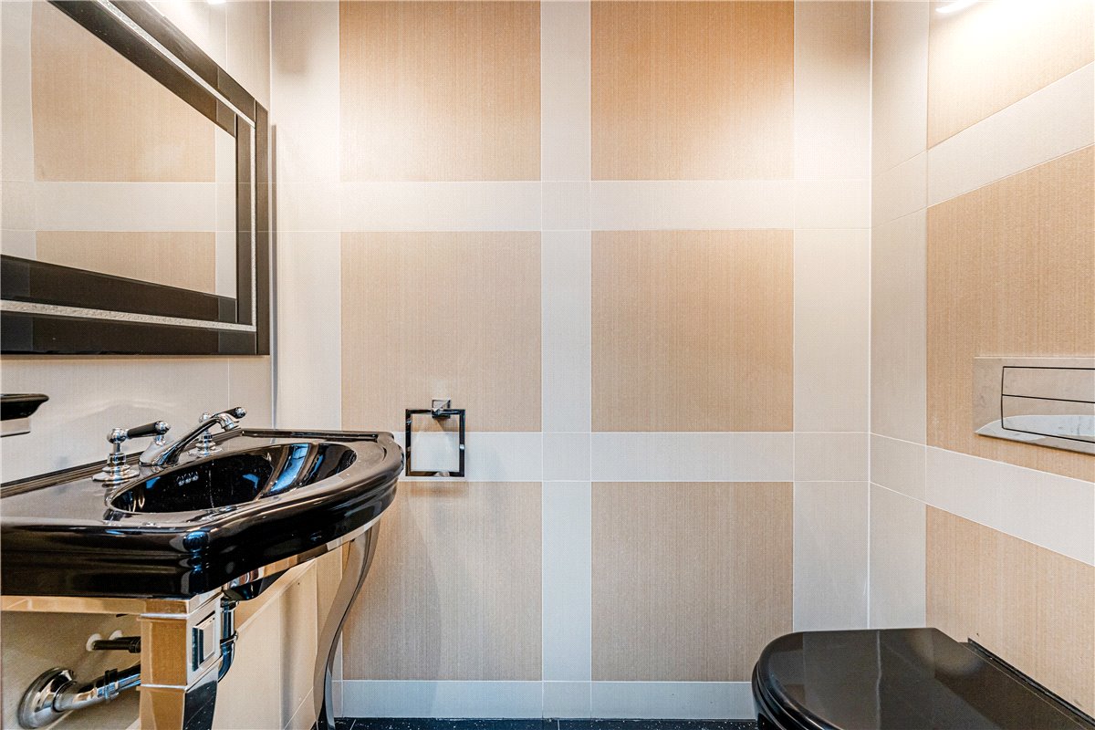 3 bedroom flat, Bridges Court Road, London SW11 - Available