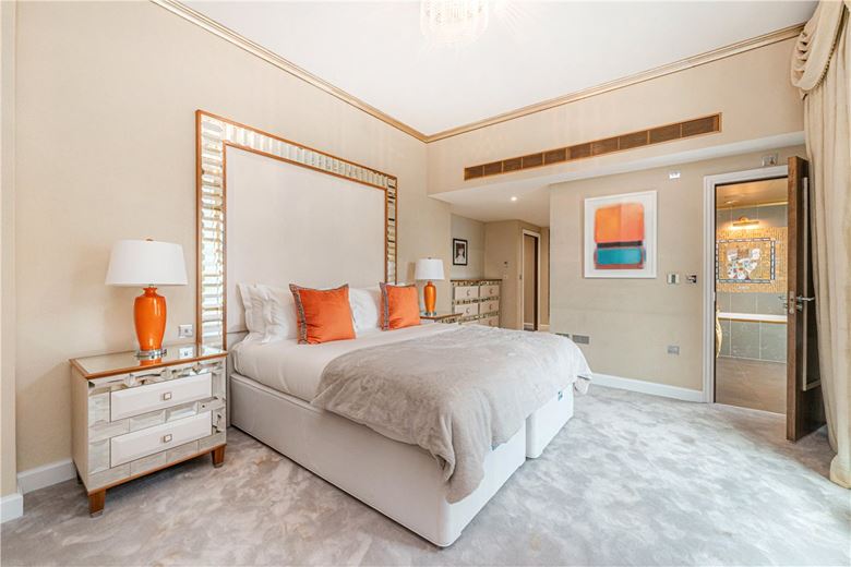 3 bedroom flat, Bridges Court Road, London SW11 - Available