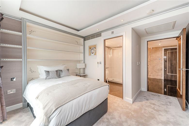 3 bedroom flat, Bridges Court Road, London SW11 - Available