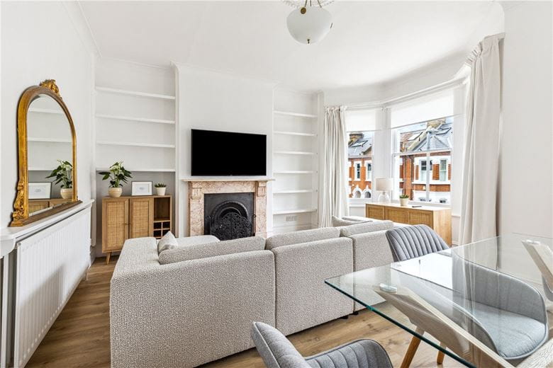 2 bedroom flat, Quarry Road, London SW18