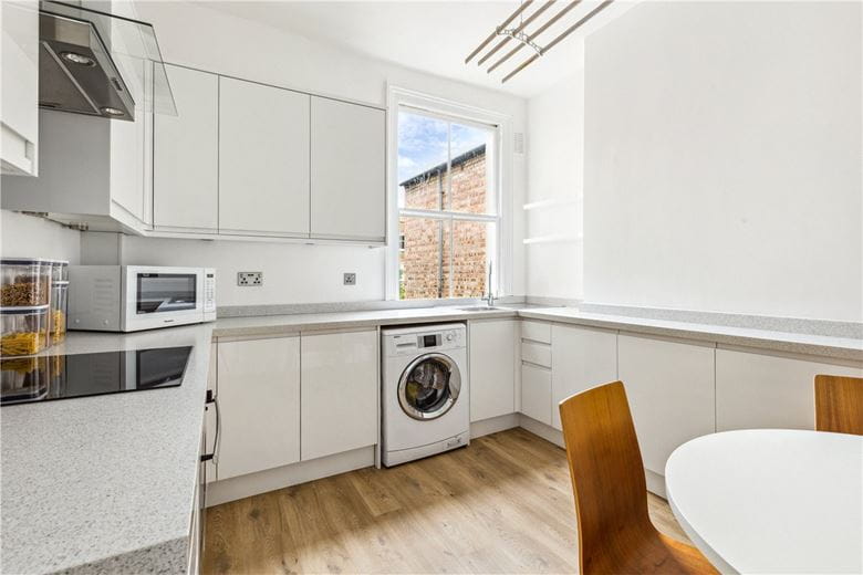 2 bedroom flat, Quarry Road, London SW18