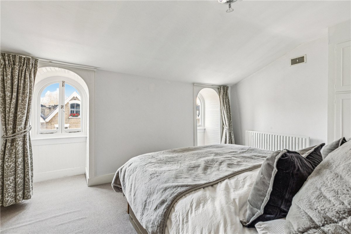 2 bedroom flat, Auckland Road, London SW11 - Let Agreed