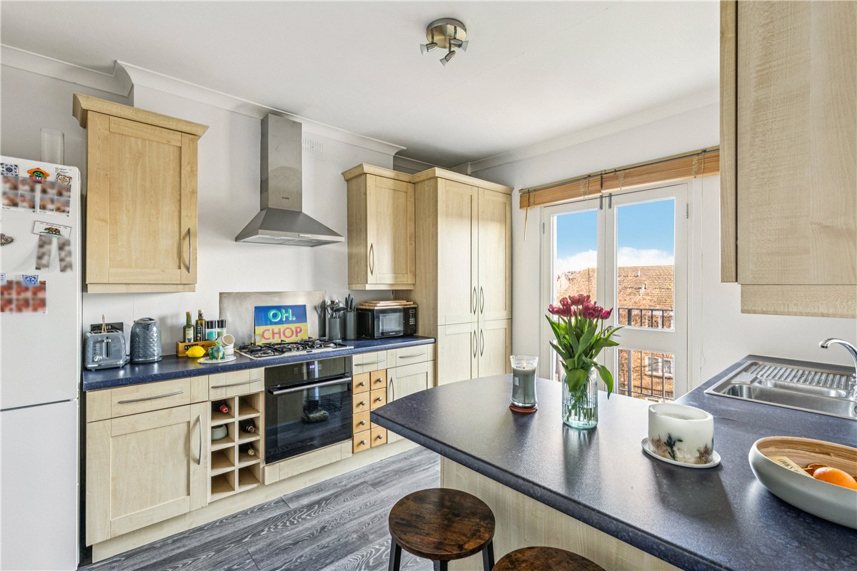 2 bedroom flat, Auckland Road, London SW11 - Let Agreed