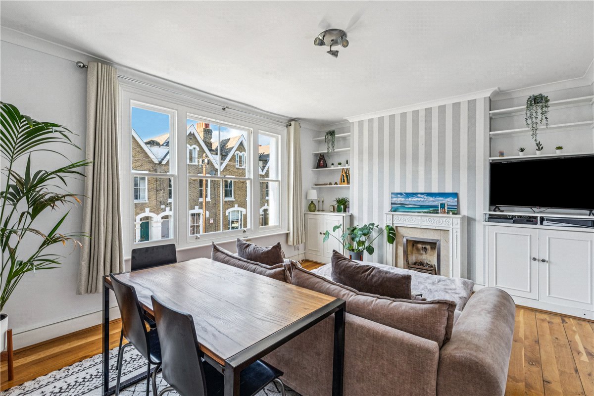 2 bedroom flat, Auckland Road, London SW11 - Let Agreed