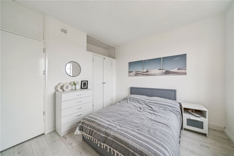 3 bedroom flat, Iron Mill Road, London SW18 - Available