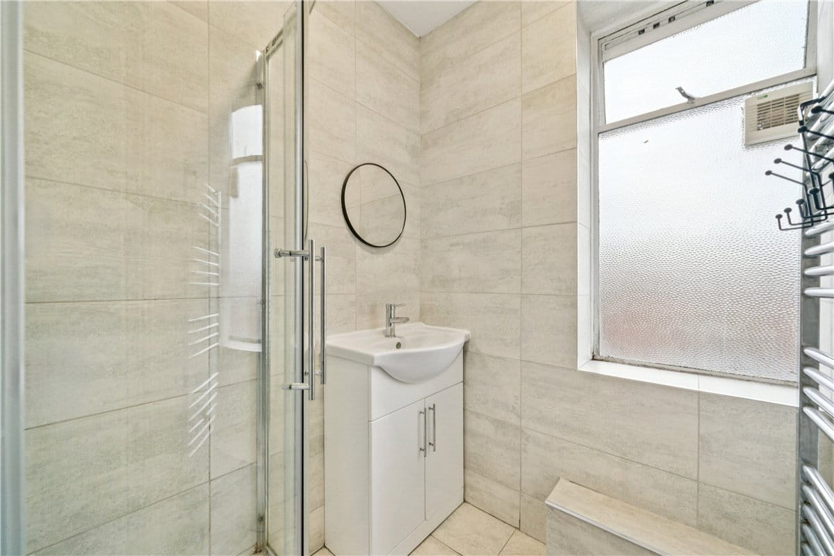 3 bedroom flat, Iron Mill Road, London SW18 - Available
