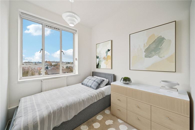 3 bedroom flat, Iron Mill Road, London SW18 - Available