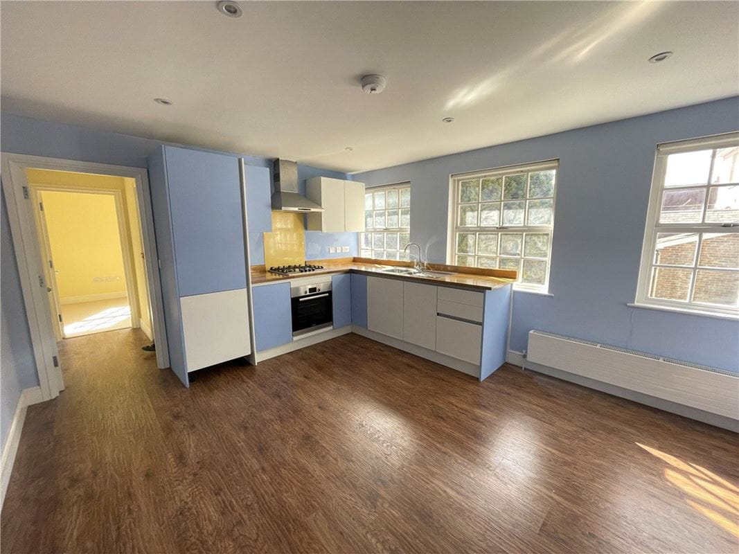 2 bedroom flat, St Cross Road, Winchester SO23 - Available