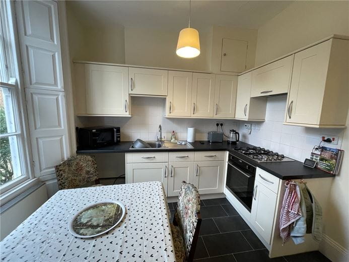 2 bedroom house, The Close, Winchester SO23 - Let Agreed