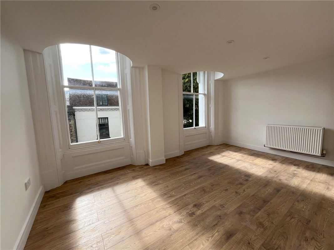 2 bedroom flat, Westgate Chambers, Staple Gardens SO23 - Let Agreed
