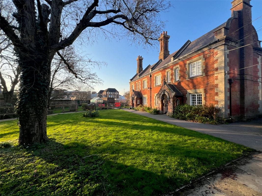 2 bedroom house, St. Johns North, High Street SO23 - Available