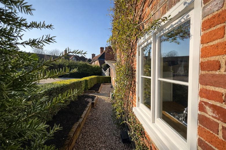 3 bedroom cottage, Rectory Road, Oakley RG23 - Available