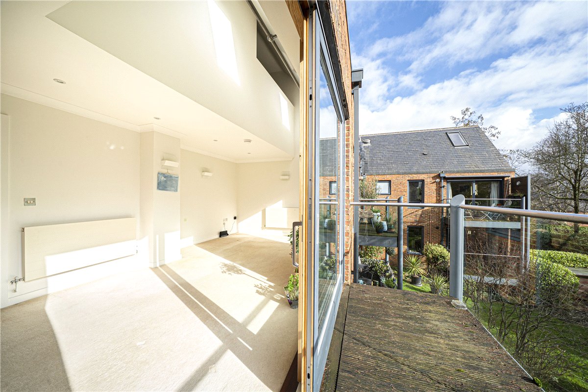 3 bedroom flat, Bereweeke Road, Winchester SO22 - Available