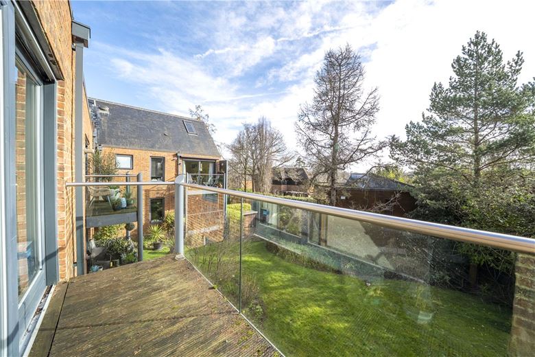 3 bedroom flat, Bereweeke Road, Winchester SO22 - Available