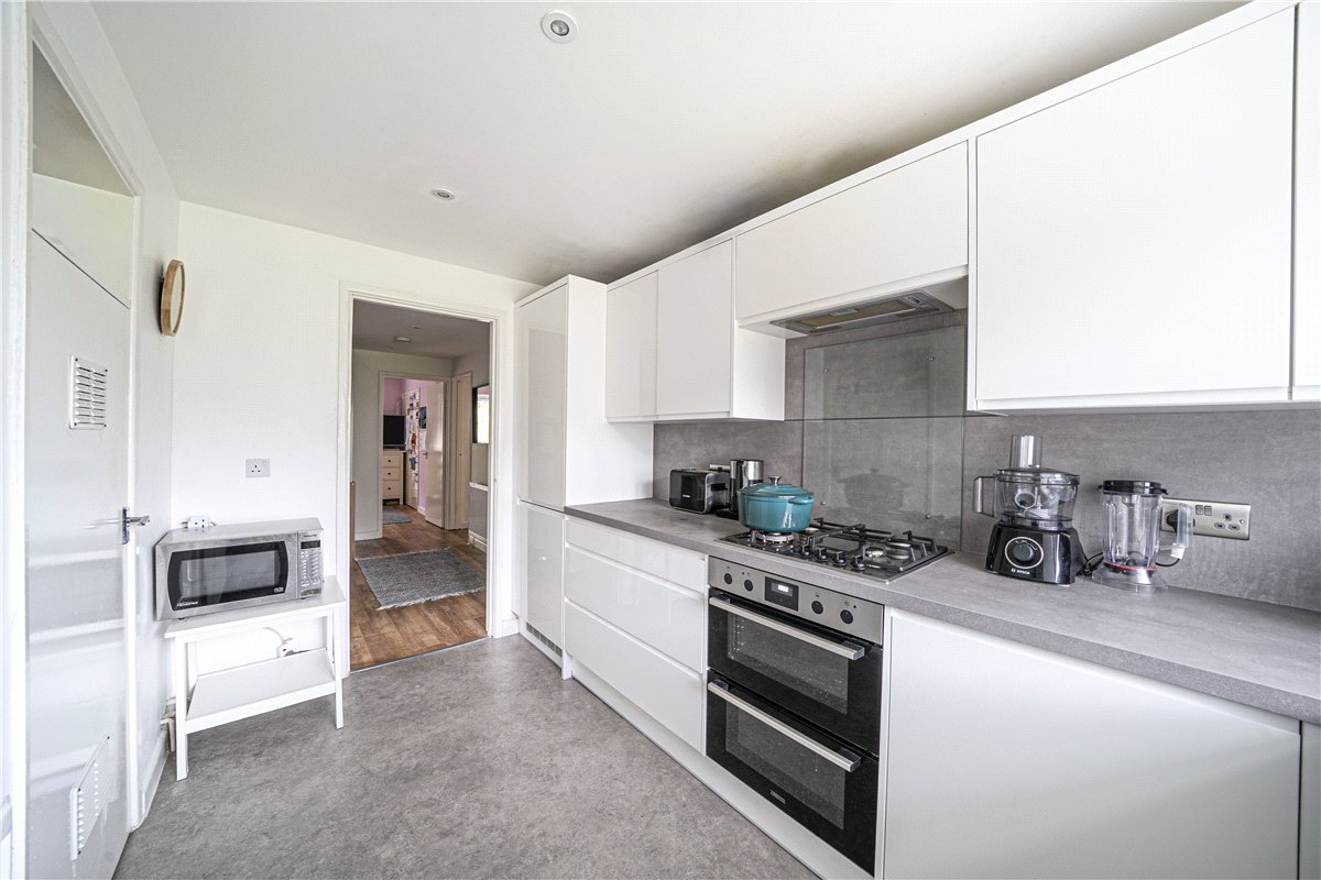 2 bedroom flat, Dawn Gardens, Winchester SO22 - Available