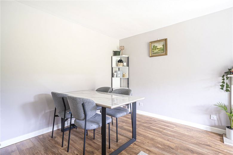 2 bedroom flat, Dawn Gardens, Winchester SO22 - Available
