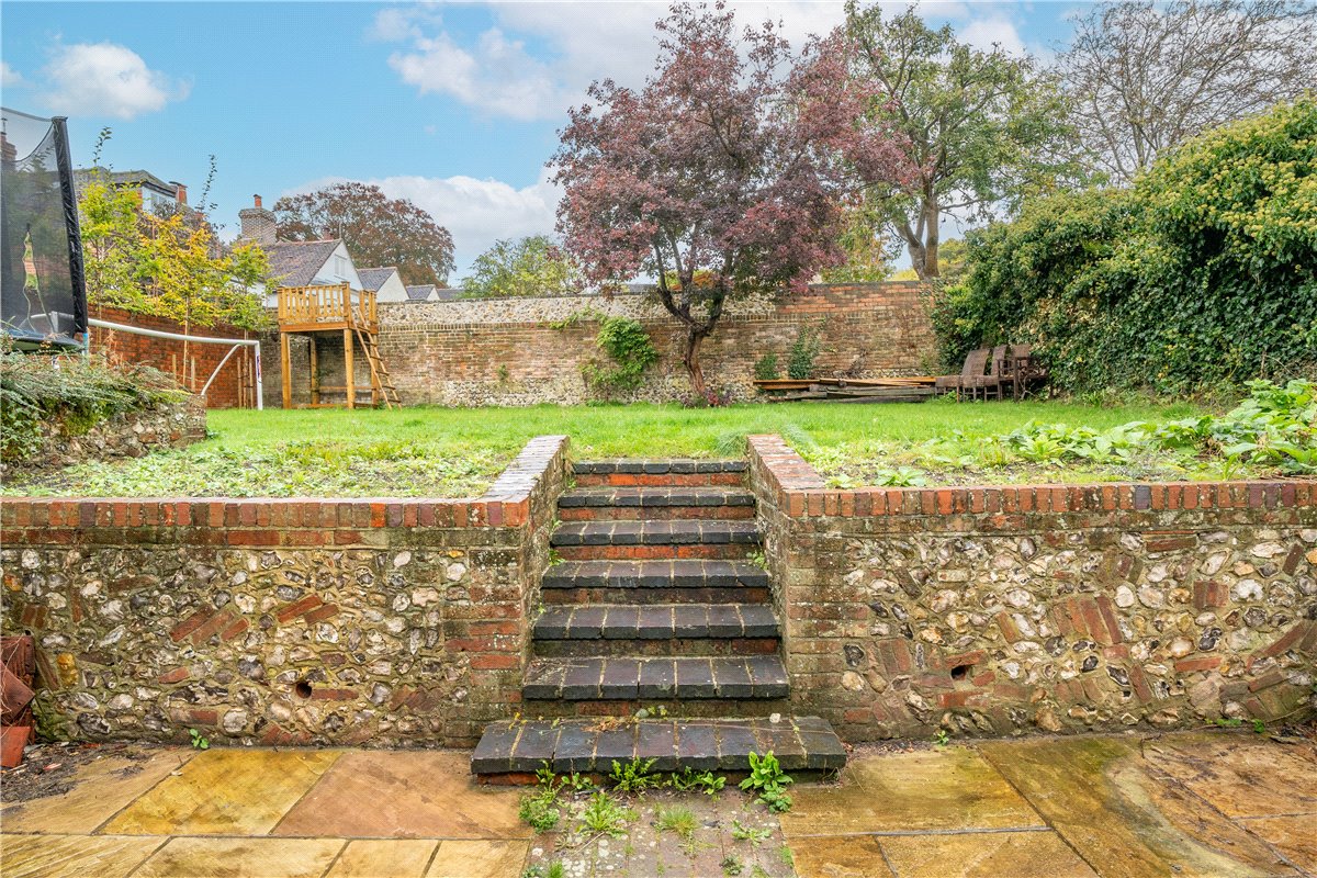 5 bedroom house, East Street, Hambledon PO7 - Available