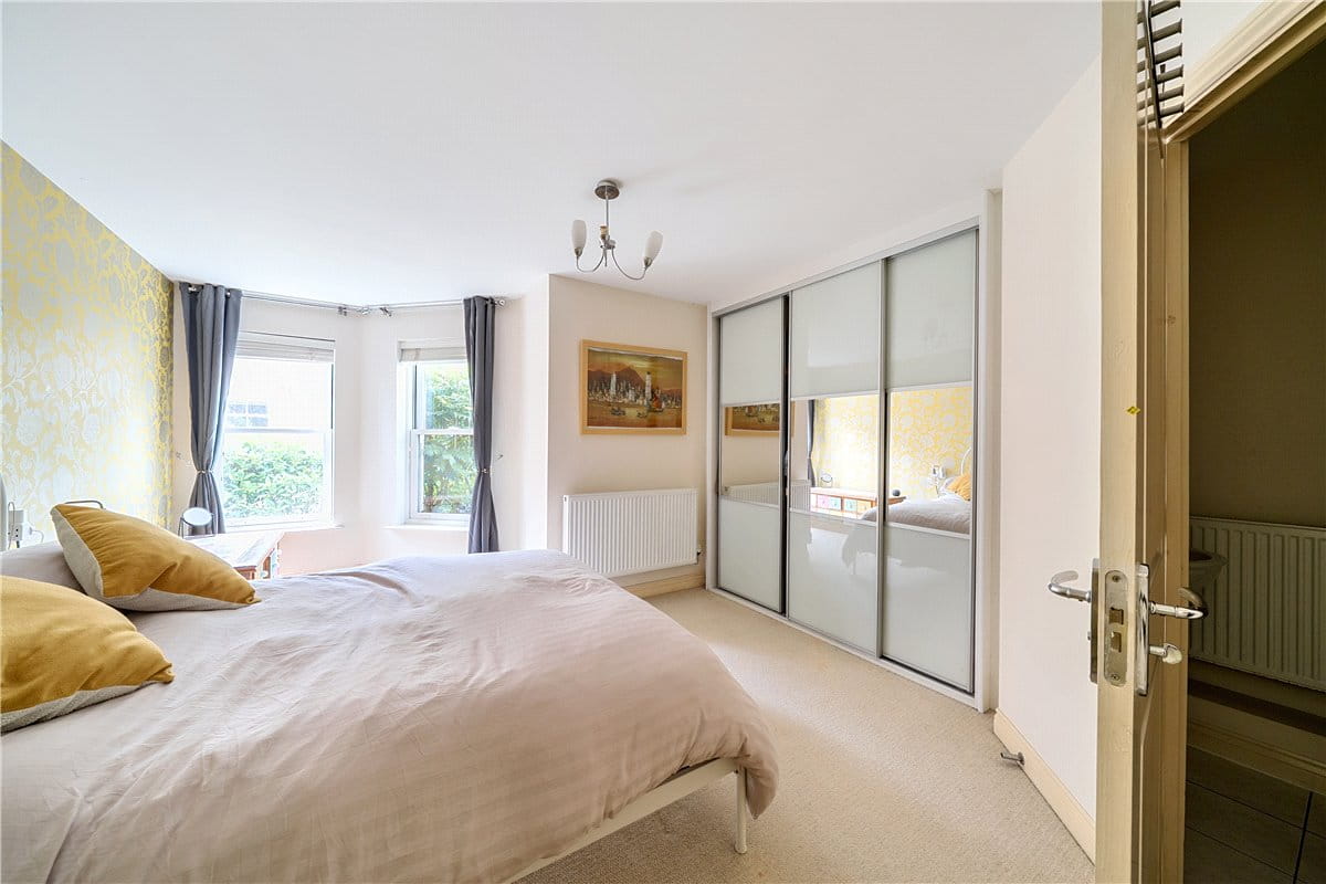 2 bedroom flat, Winton Close, Winchester SO22 - Sold STC