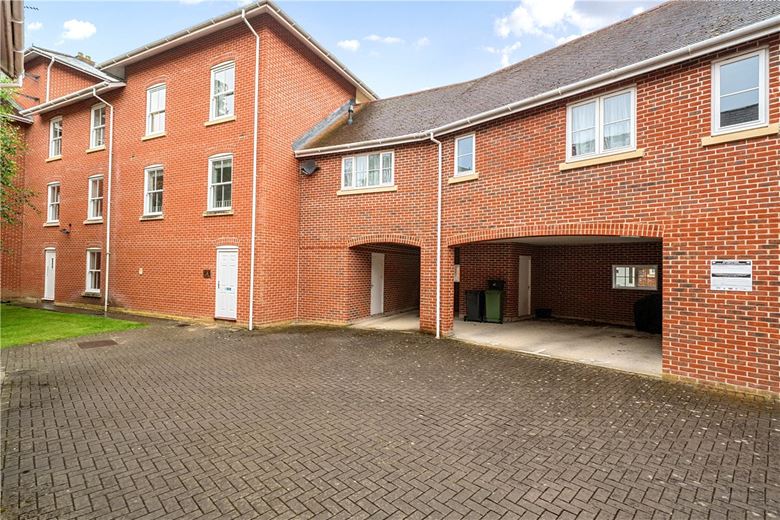 2 bedroom flat, Winton Close, Winchester SO22 - Sold STC