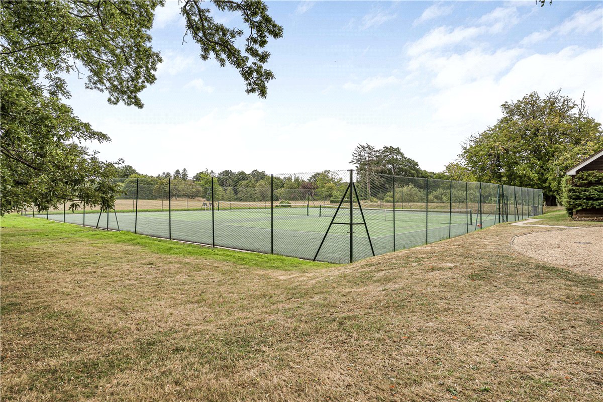 3 bedroom flat, Burton Park, Duncton GU28 - Available