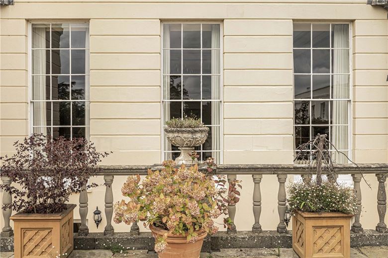 3 bedroom flat, Burton Park, Duncton GU28 - Available