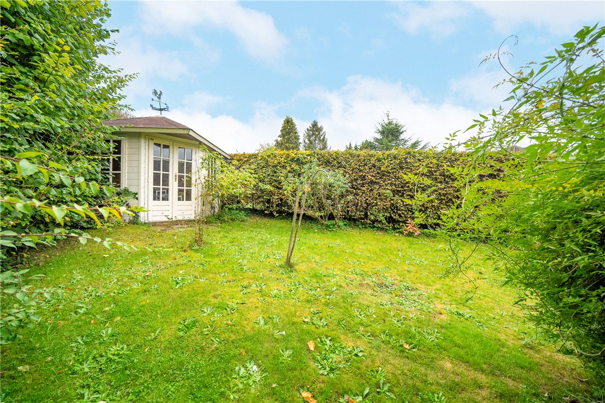 3 bedroom bungalow, Paddock Field, Chilbolton SO20 - Available