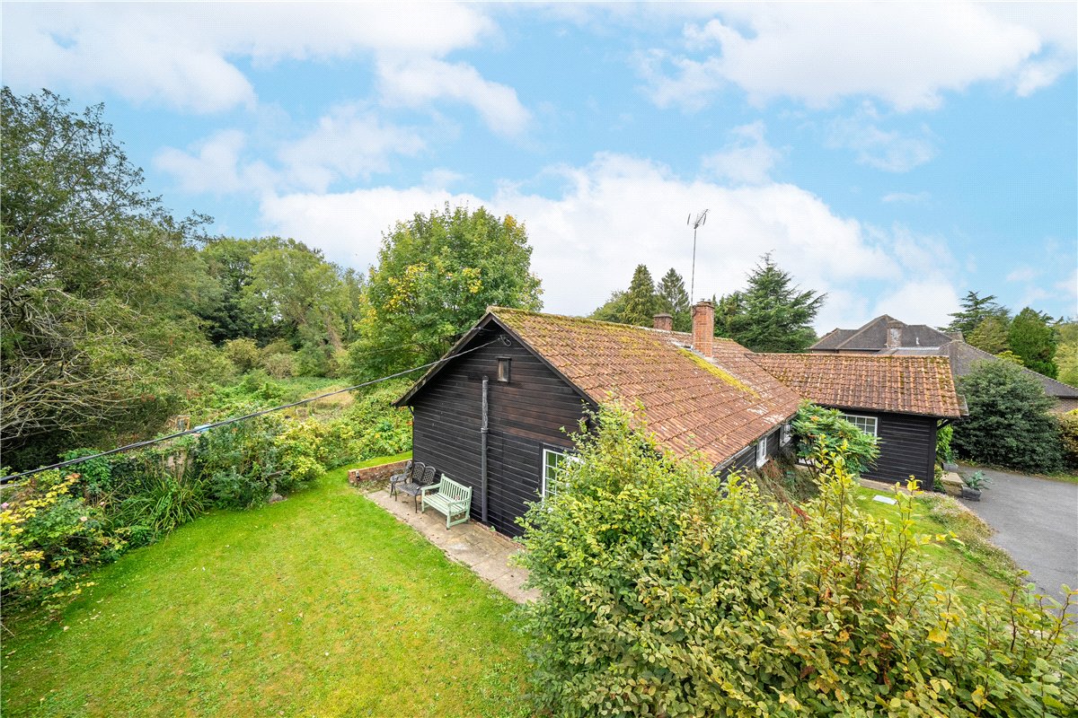 3 bedroom bungalow, Paddock Field, Chilbolton SO20 - Available