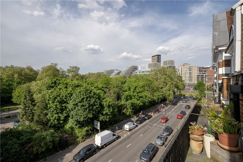 2 bedroom flat, Prince of Wales Drive, London SW11 - Available