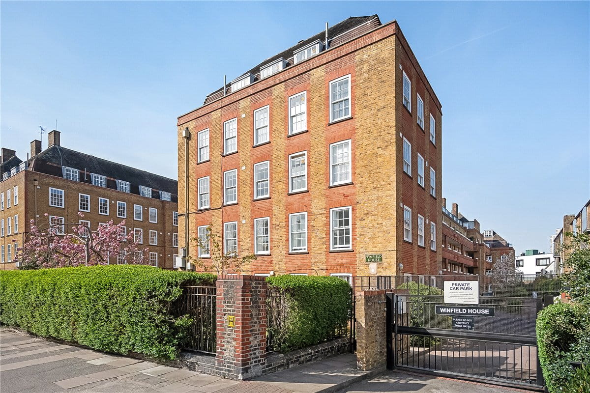 1 bedroom flat, Vicarage Crescent, London SW11 - Available