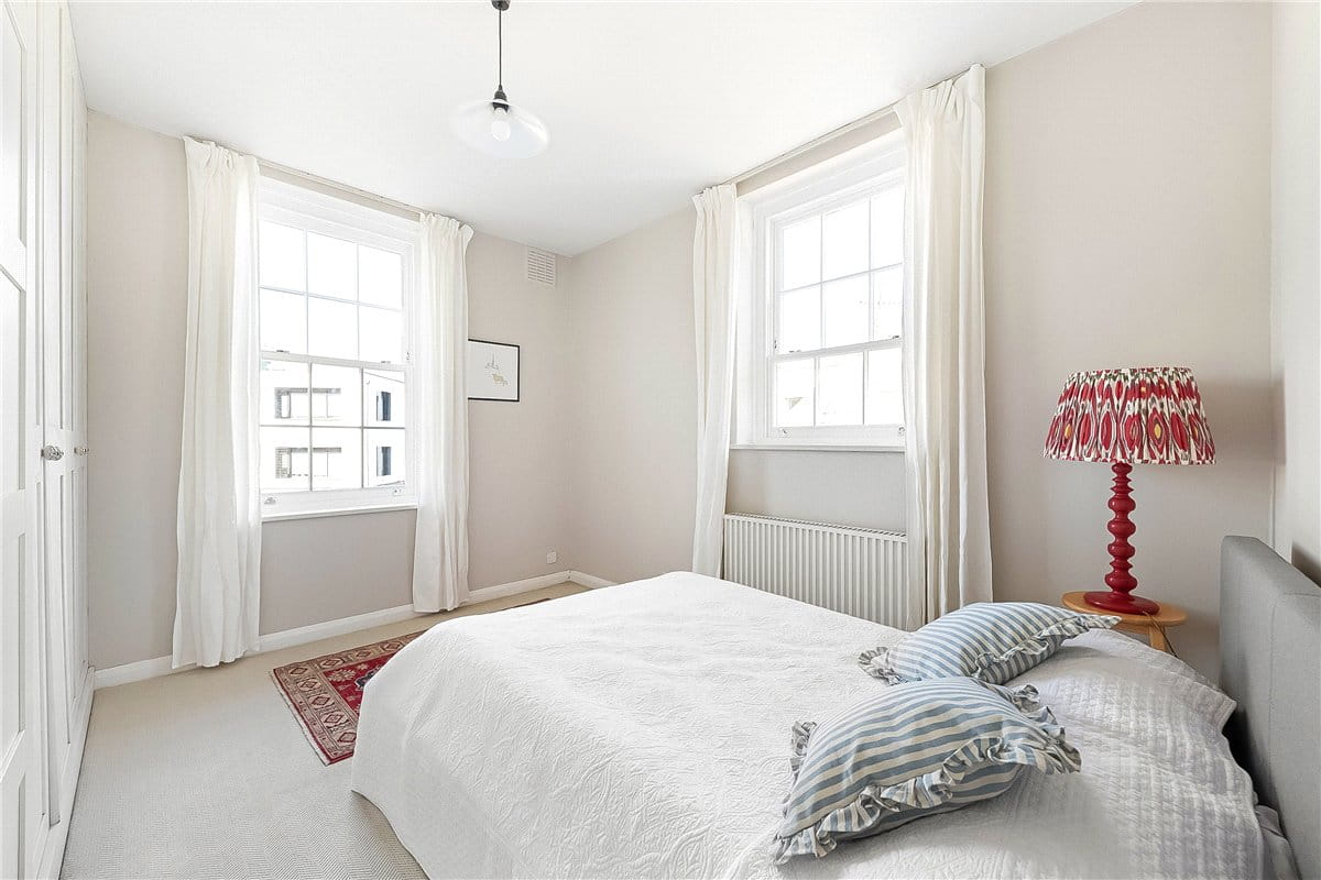1 bedroom flat, Vicarage Crescent, London SW11 - Available