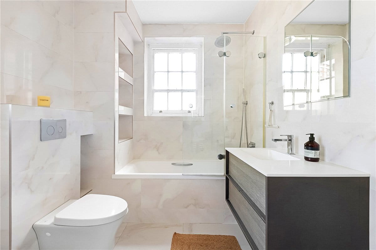 1 bedroom flat, Vicarage Crescent, London SW11 - Available