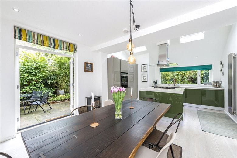 2 bedroom flat, Earlsfield Road, London SW18 - Available