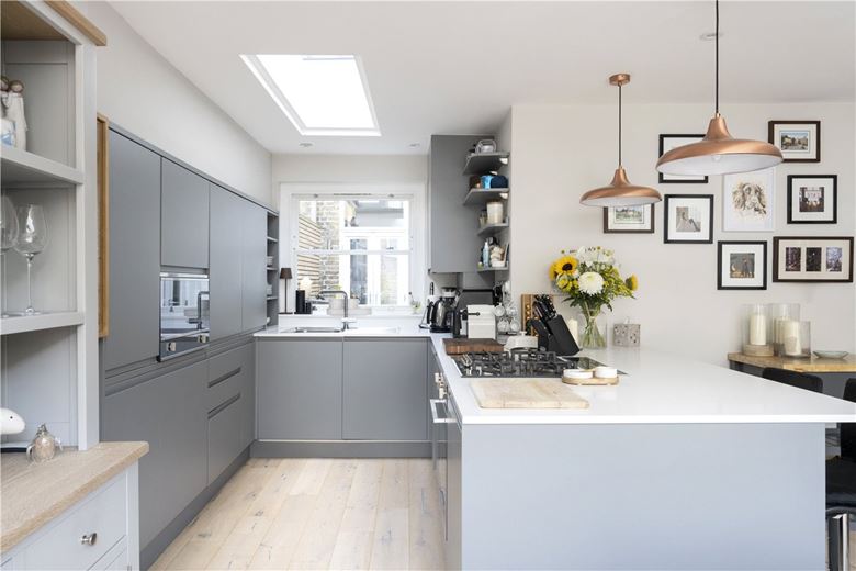 3 bedroom flat, Nightingale Triangle, Balham SW12 - Sold